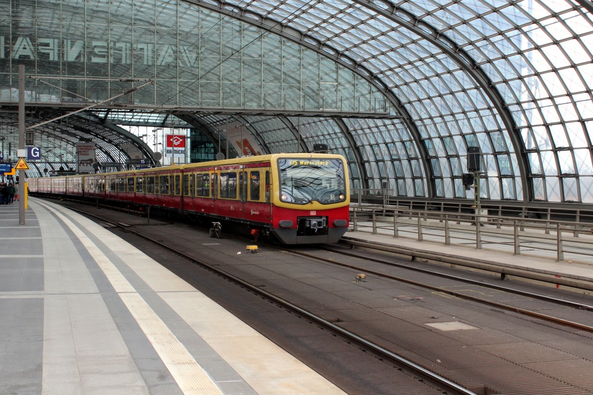 S-Bahn Berlin S 75 (BR 481/482) Hauptbahnhof am 3. April 2015.