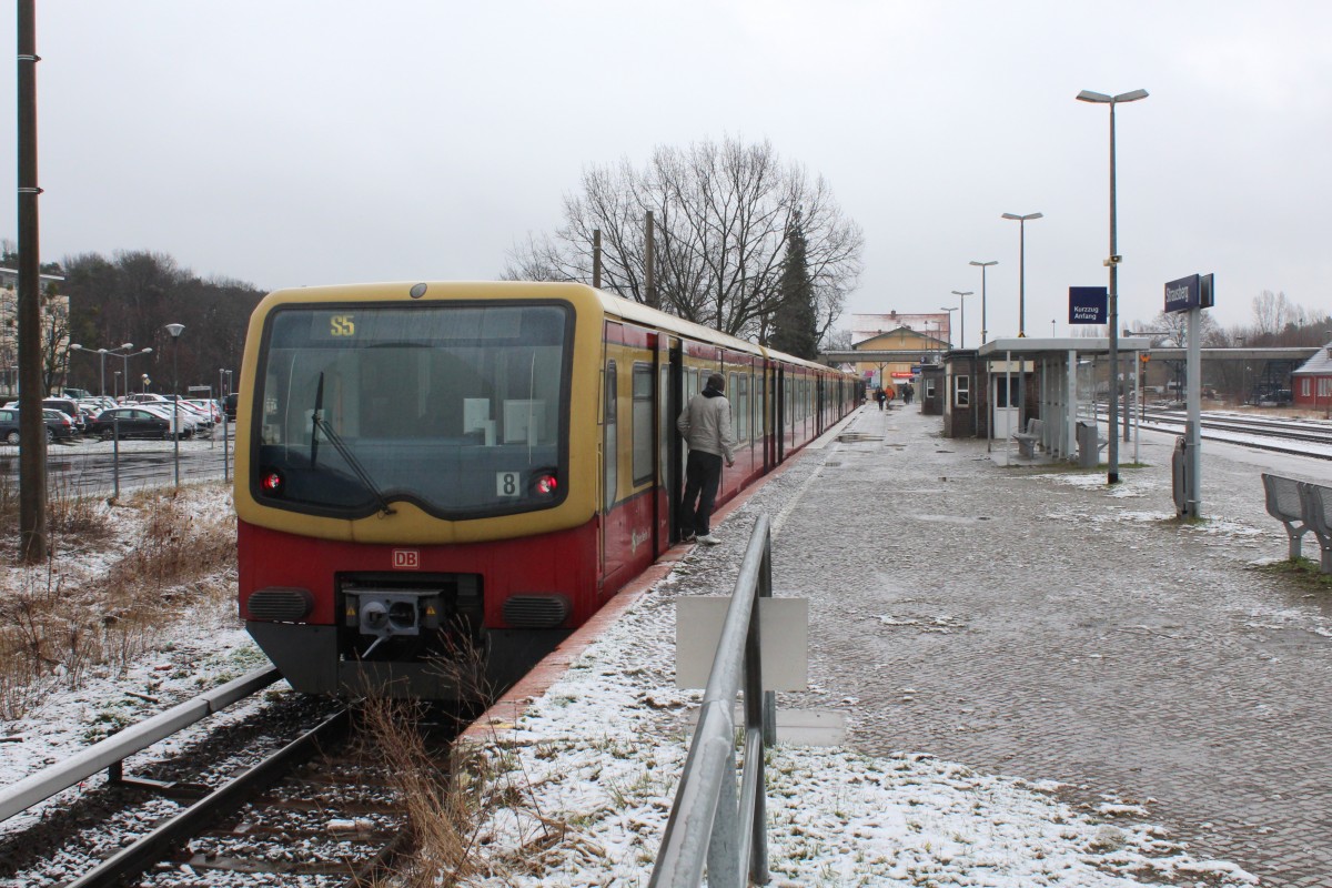 S-Bahn Berlin: S5 (BR 481/482) Strausberg am 31. März 2015.