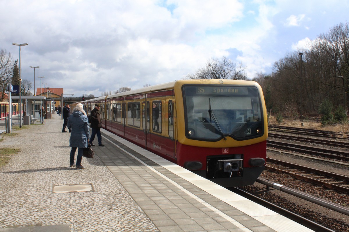 S-Bahn Berlin: S5 (BR 481/482) S-Bahnhof Strausberg am 31. März 2015.