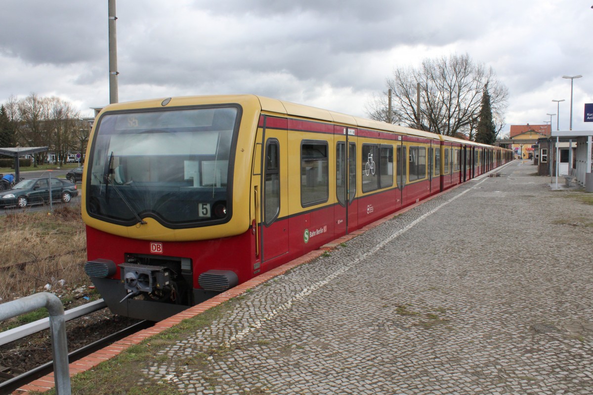 S-Bahn Berlin S5 (BR 481/482) S-Bf Strausberg am 31. März 2015.