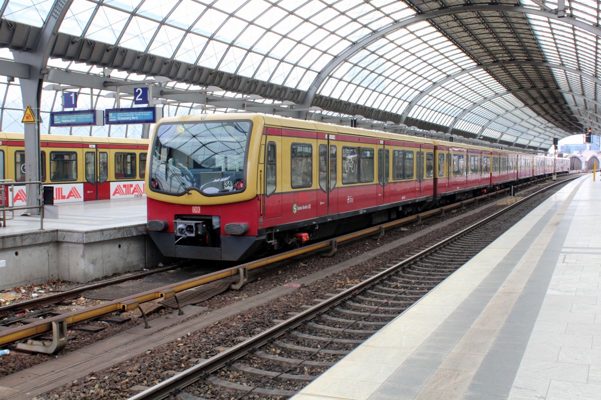 S-Bahn Berlin S5 (BR 481/482) Bahnhof Spandau am 2. April 2015.