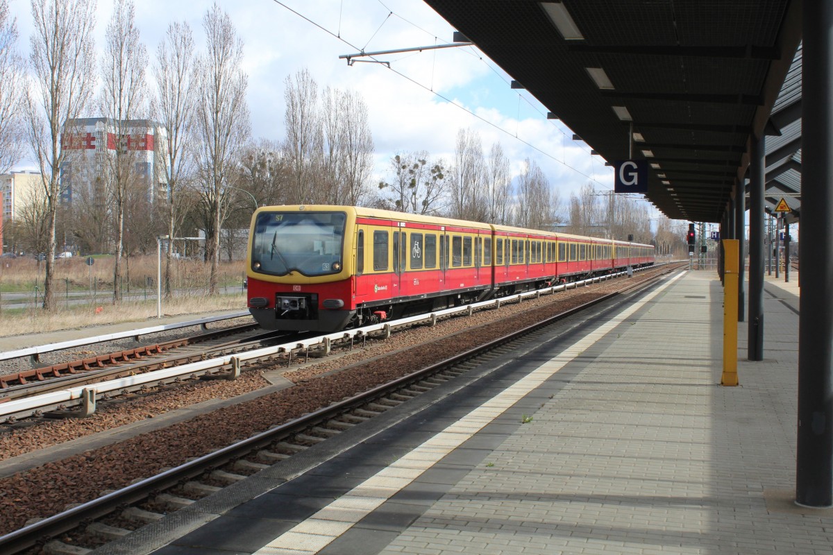 S-Bahn Berlin S7 (BR 481/482) Ankunft Potsdam Hbf am 2. April 2015.