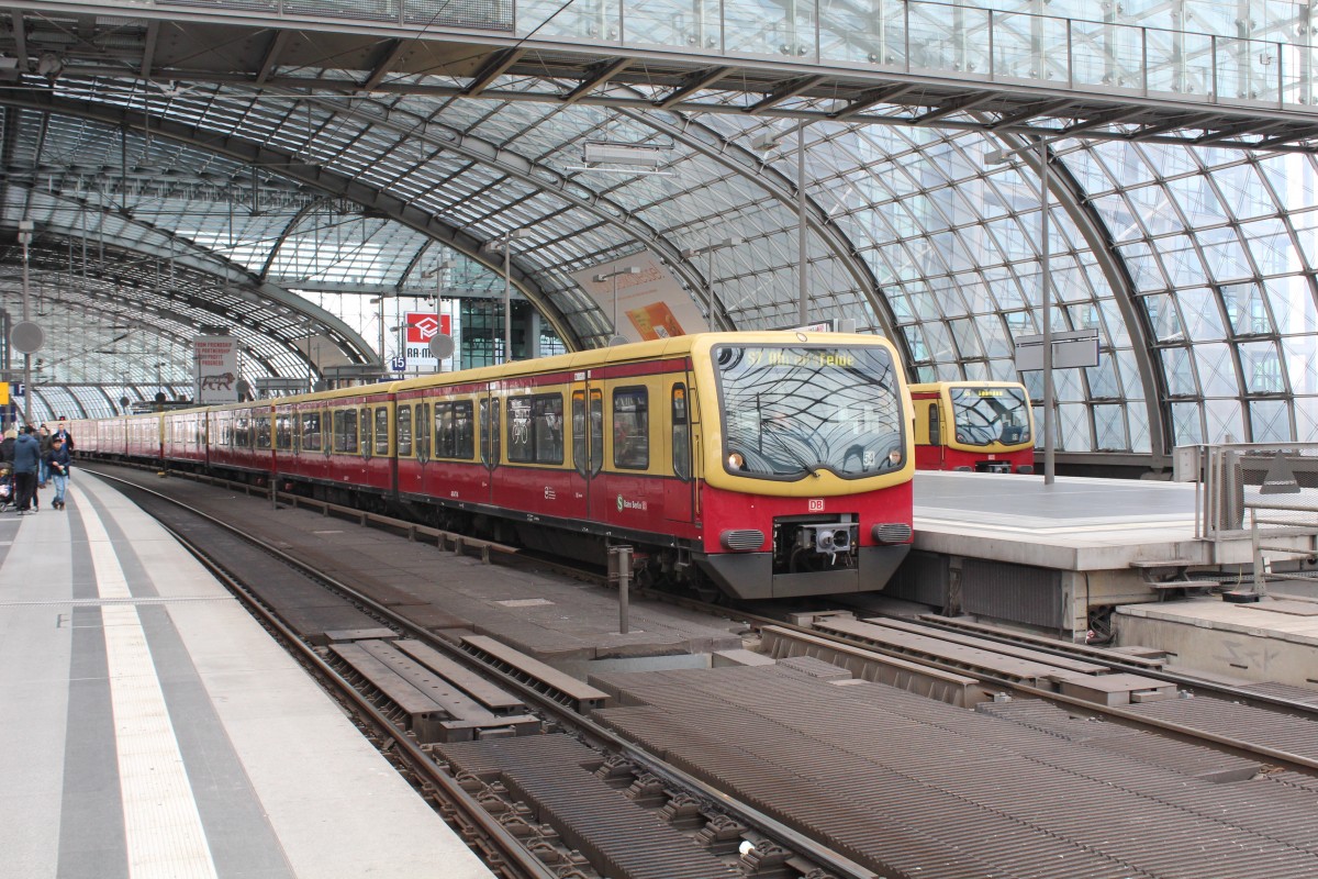 S-Bahn Berlin: S7 (BR 481/482) Berlin Hauptbahnhof am 3. April 2015. 