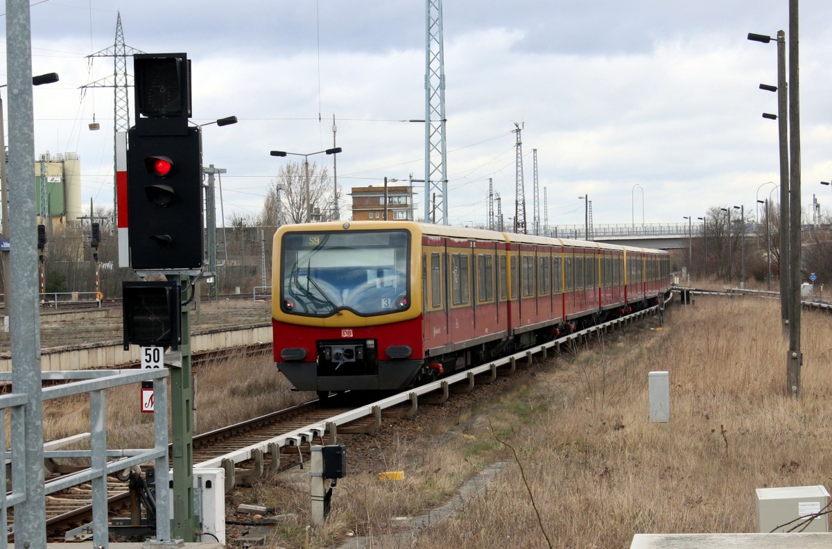 S-Bahn Berlin: S9 (BR 481/482) S-Bf Berlin-Schönefeld am 1. April 2015.