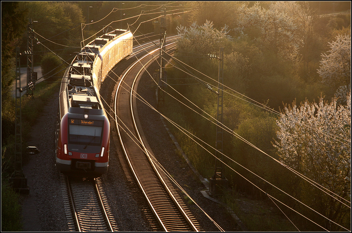 S-Bahn im Bogen und Streiflicht -

Blick vom Fußgängersteg der S-Bahnstation 'Stetten-Beinstein' auf einen Zug der Linie S2 in Richtung Schorndorf.

10.04.2020 (M)
