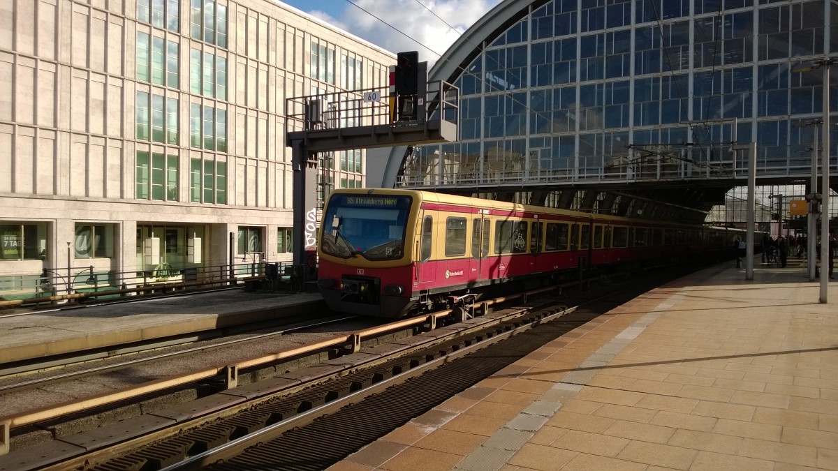 S-Bahn BR 481 Abfahrt von Berlin Alexanderplatz.Aufgenommen am 30.10.2013 in Berlin
