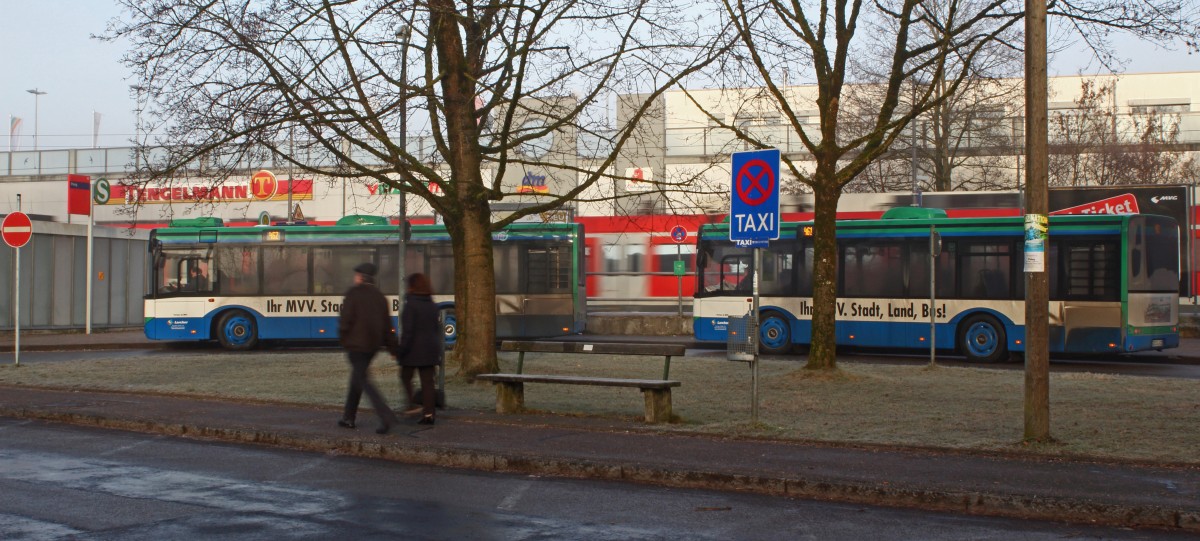 S-Bahn, Bus, ein Verweis auf Taxi und Menschen kommen hier am Bahnhofsvorplatz von Poing am 21.12.13 zusammen.