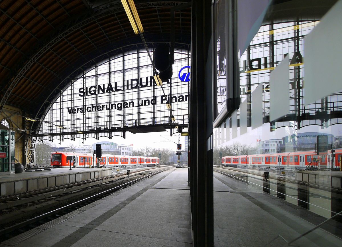 S-Bahn-Doppel im Bahnhof Hamburg-Dammtor. 2.3.2014