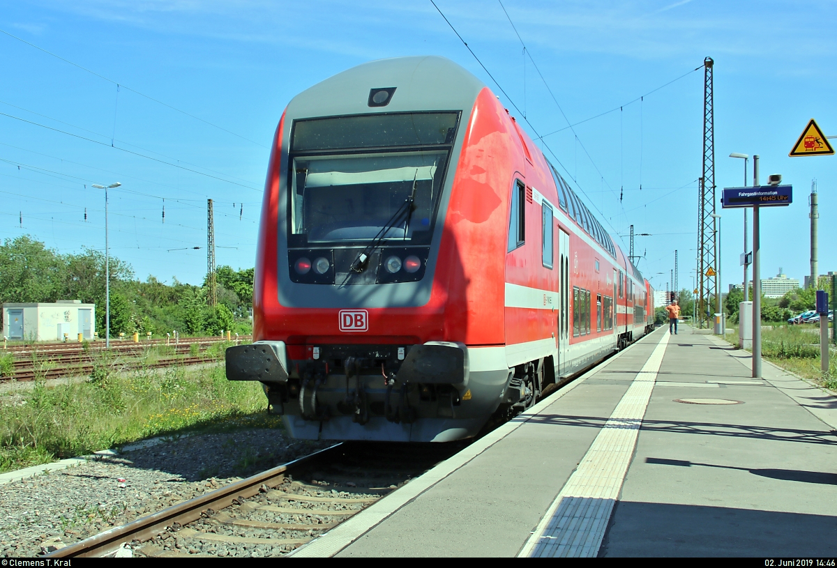 S-Bahn Dresden auf Abwegen II:
DBpbzfa 766 (50 80 86-81 061-3 D-DB) der S-Bahn Dresden (DB Regio Südost) mit Zuglok 143 076 von DB Regio Mitte, im Dienste der S-Bahn Mitteldeutschland (DB Regio Südost), als S 37743 (S7) nach Halle(Saale)Hbf Gl. 13a steht im Startbahnhof Halle-Nietleben.
[2.6.2019 | 14:46 Uhr]

Einen amüsanten Beitrag dazu kann man hier lesen:
https://dubisthalle.de/mit-der-dresdner-s-bahn-nach-nietleben