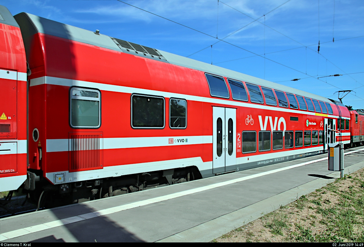 S-Bahn Dresden auf Abwegen IV:
Blick auf einen gemischtklassigen Doppelstockwagen der Gattung  DABpza 785.3  (50 80 36-81 122-4 D-DB) der S-Bahn Dresden (DB Regio Südost), der in S 37743 (S7) nach Halle(Saale)Hbf Gl. 13a mit 143 076 von DB Regio Mitte, im Dienste der S-Bahn Mitteldeutschland (DB Regio Südost), eingereiht ist und im Startbahnhof Halle-Nietleben steht.
[2.6.2019 | 14:49 Uhr]

Einen amüsanten Beitrag dazu kann man hier lesen:
https://dubisthalle.de/mit-der-dresdner-s-bahn-nach-nietleben