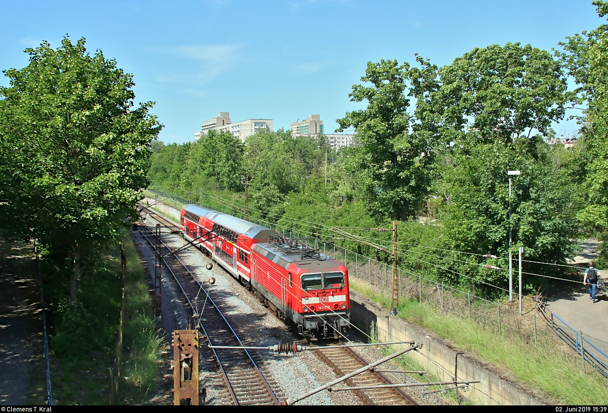 S-Bahn Dresden auf Abwegen VIII:
Nachschuss auf 143 076 von DB Regio Mitte, im Dienste der S-Bahn Mitteldeutschland (DB Regio Südost), als S 37742 (S7) von Halle(Saale)Hbf Gl. 13a nach Halle-Nietleben, die den Hp Halle Zscherbener Straße auf der Bahnstrecke Merseburg–Halle-Nietleben (KBS 588) verlässt.
Aufgenommen von der Brücke Zscherbener Straße. Weiter nach rechts konnte ich aufgrund der gläsernen  Wand  leider nicht gehen.
[2.6.2019 | 15:39 Uhr]

Einen amüsanten Beitrag dazu kann man hier lesen:
https://dubisthalle.de/mit-der-dresdner-s-bahn-nach-nietleben