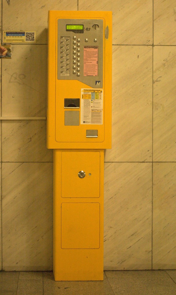S-Bahn  Fahrkartenautomat im Tunnel des Bahnhofes Kralupy. 13.09.2014 08.57 Uhr.
