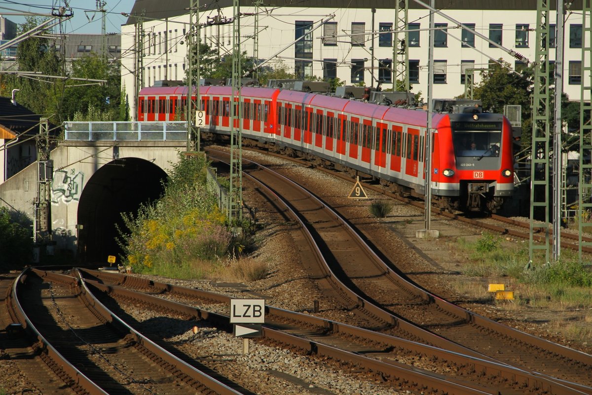 S Bahn Fotos am Münchener Ostbahnhof am 24.08.2016.  Der Tunnel führt die Stammstrecke wieder ans Tageslicht.