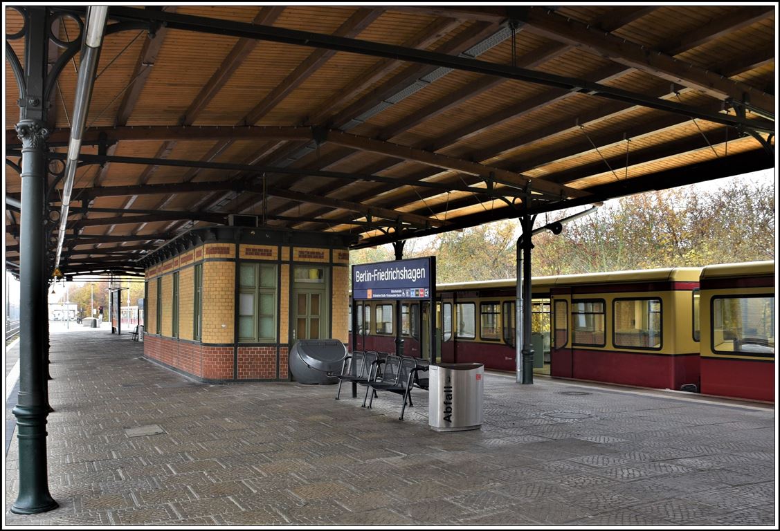 S-Bahn Haltestelle Berlin-Friedrichshagen, Umsteigestation zur Strassenbahnlinie 88 nach Alt Rüdersdorf. (17.11.2019) >>das Gebäude in Perronmitte ist tatsächlich schief.<<