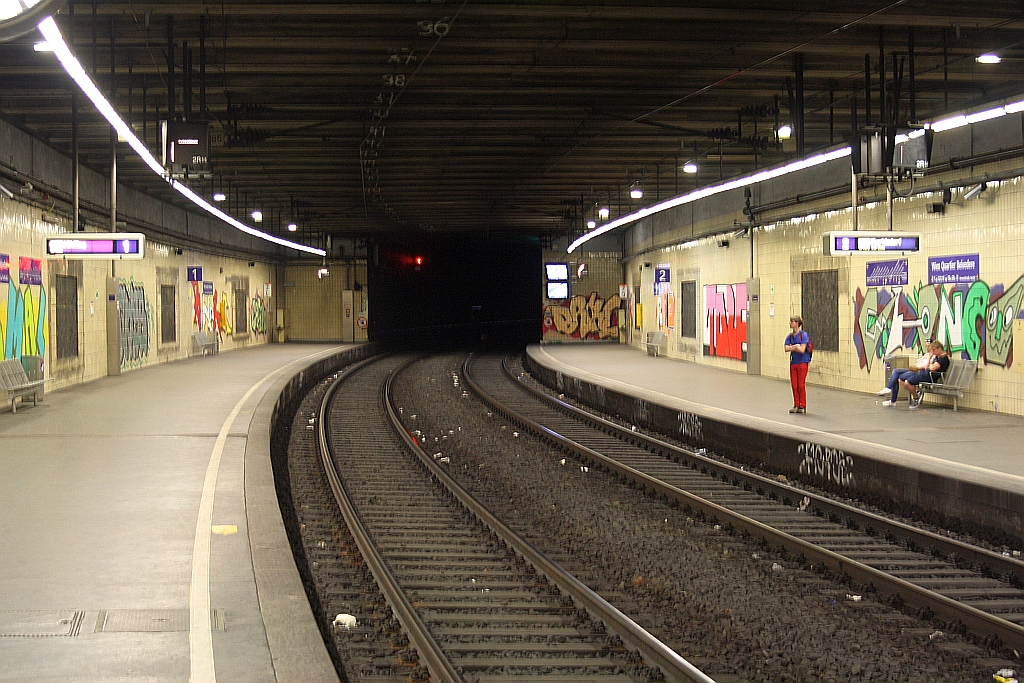 S-Bahn Haltestelle Quartier Belvedere, jahrzehntelang aussagekräftig als Südbahnhof bezeichnet und nunmehr ohne Umsteigemöglichkeit zur Bahn, am 25.April 2015. An den Feldern der abmontierten Werbetafeln erkennt man schon den bevorstehenden Umbau.
