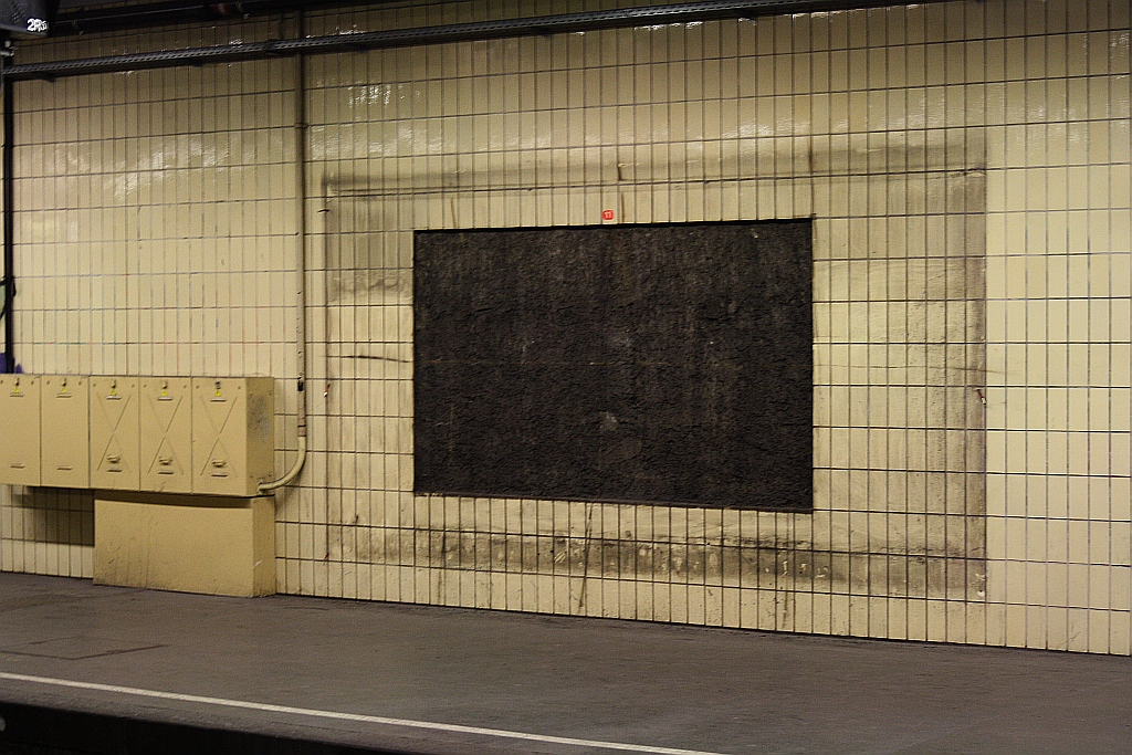 S-Bahn Haltestelle Quartier Belvedere, jahrzehntelang aussagekräftig als Südbahnhof bezeichnet und nunmehr ohne Umsteigemöglichkeit zur Bahn, am 25.April 2015. Die Felder der abmontierten Werbetafeln zeigen eindeutig, wie sehr die Werbung im Laufe der Zeit immer mehr Platz einnimmt. Die Werbefläche von 1962 (nicht verfliest) war Jahrzehnte später schon 2,5mal so groß. 