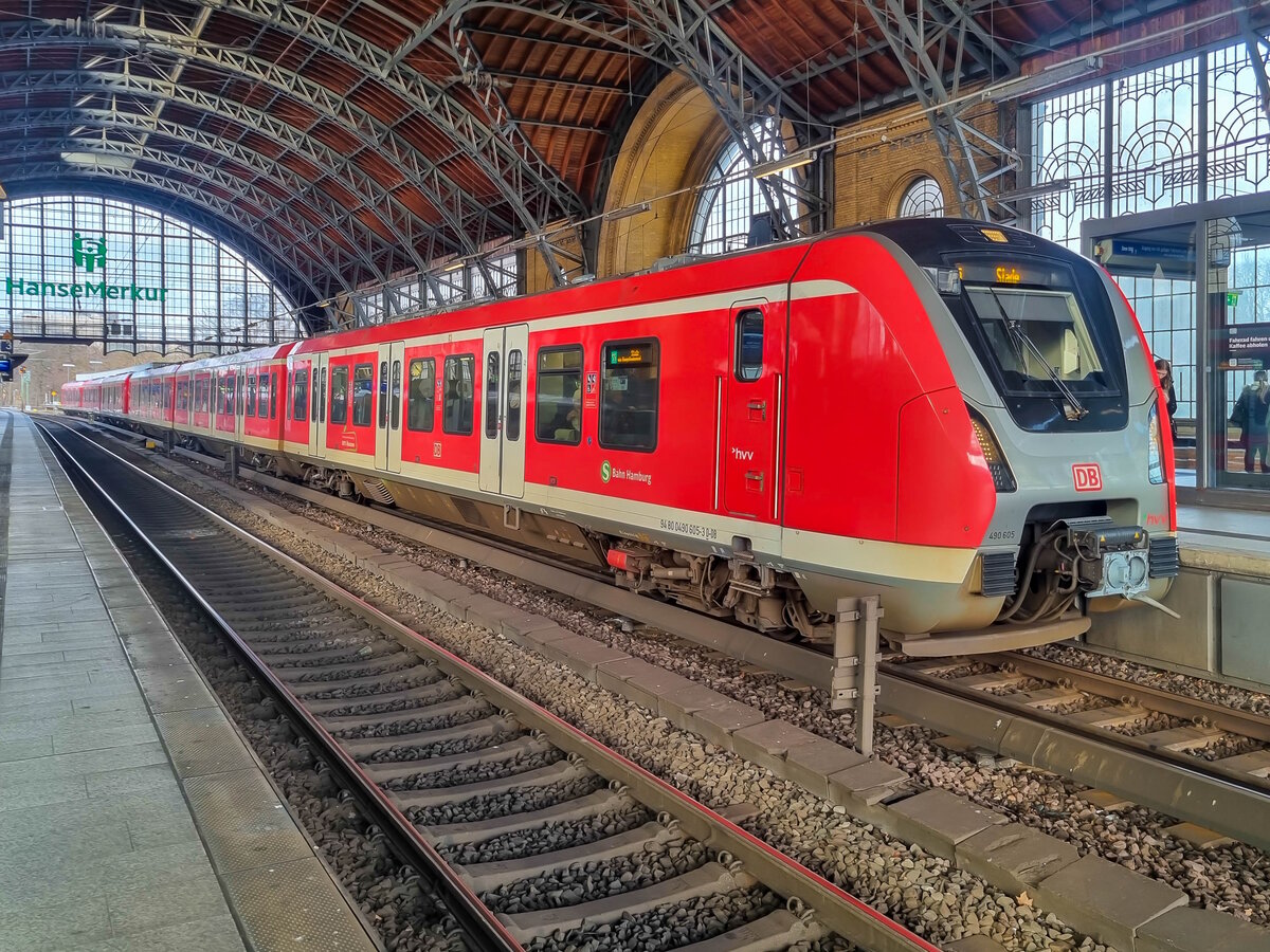 S-Bahn Hamburg ET 490 605 auf der Linie S5 nach Stade in Hamburg-Dammtor, 01.02.2024.