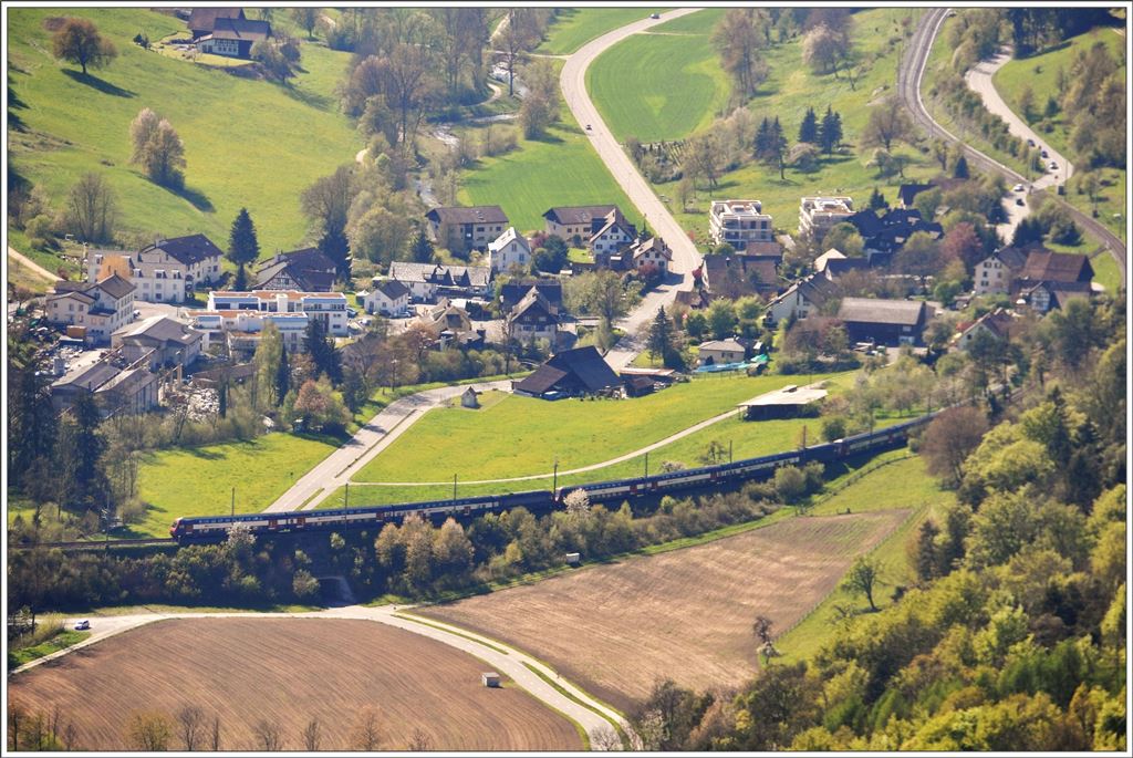 S-Bahn im Knonauer Amt bei Landikon. (29.04.2016)