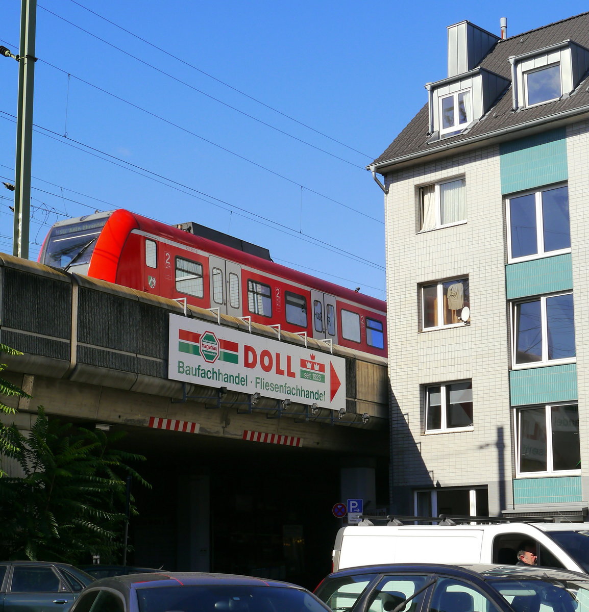 S-Bahn Köln, Abschnitt Hbf - Hansaring: Und dazwischen passen noch 2 Gleise für die Erweiterung? Aufnahme: 5.10.16, Überführung Köln, Weidengasse. Auf der Brücke eine S 12 (423-Doppeltraktion) Au - K-Ehrenfeld.