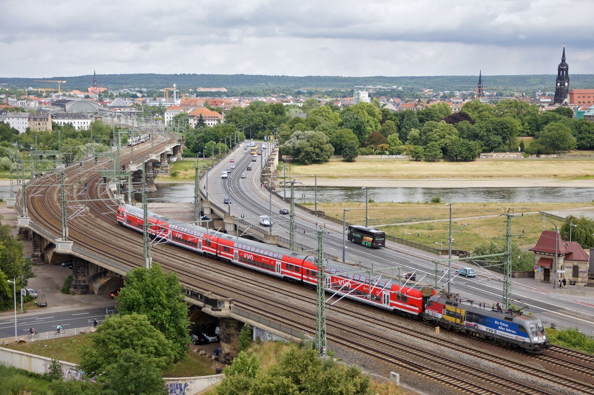 S-Bahn Linie 1 mit Lok 182 016 am 14.07.2015 auf der Marienbrücke in Dresden.