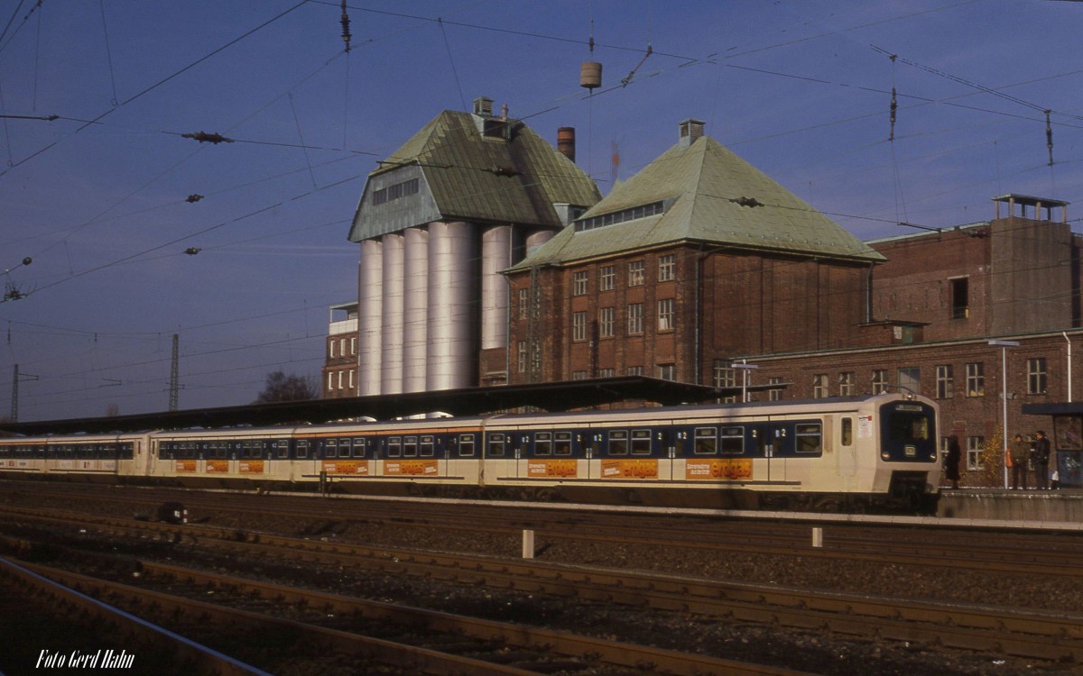 S Bahn der Linie 3 mit 472527 Rtg. Altona hält am 17.11.1988 um 12.45 Uhr in Hamburg Eidelstedt.