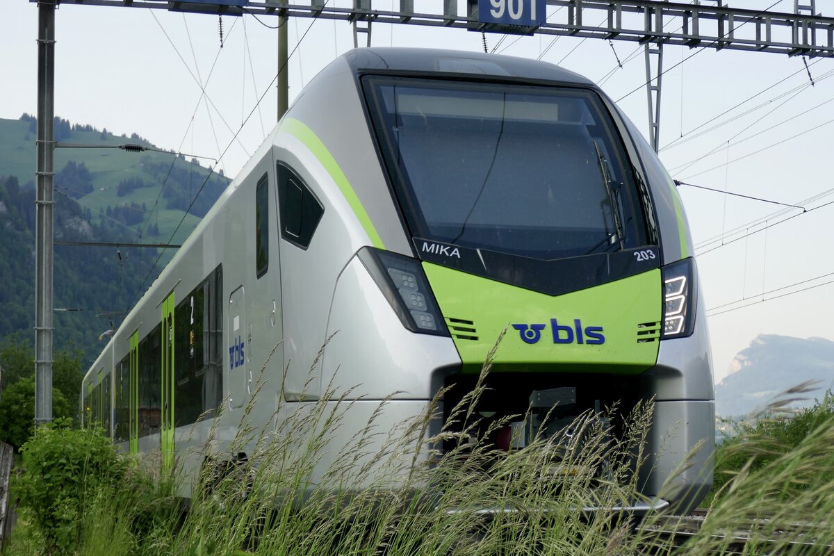 S-Bahn MIKA RABe 528 203 für die BLS am 29.5.23 bei Frutigen abgestellt.