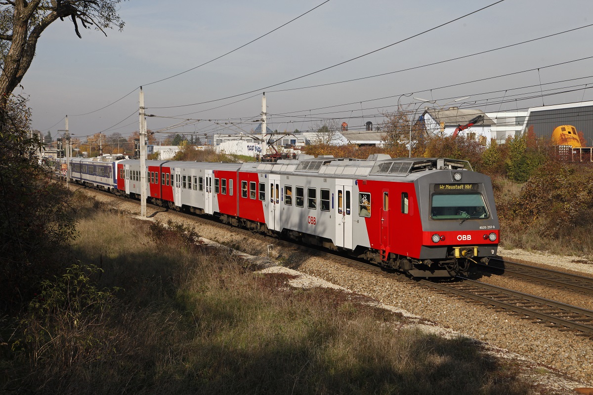 S-Bahn mit 4020 297 + 4020 271 in Perchtolsdorf am 6.11.2015.