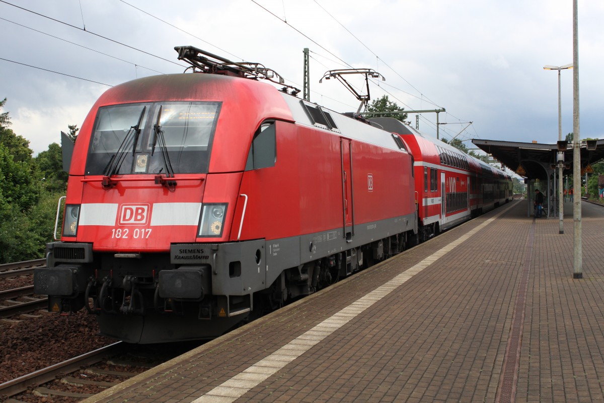 S-Bahn nach Schöna im Bahnhof DD-Strehlen es zieht die 182 017. Gesehen am 20.06.2015