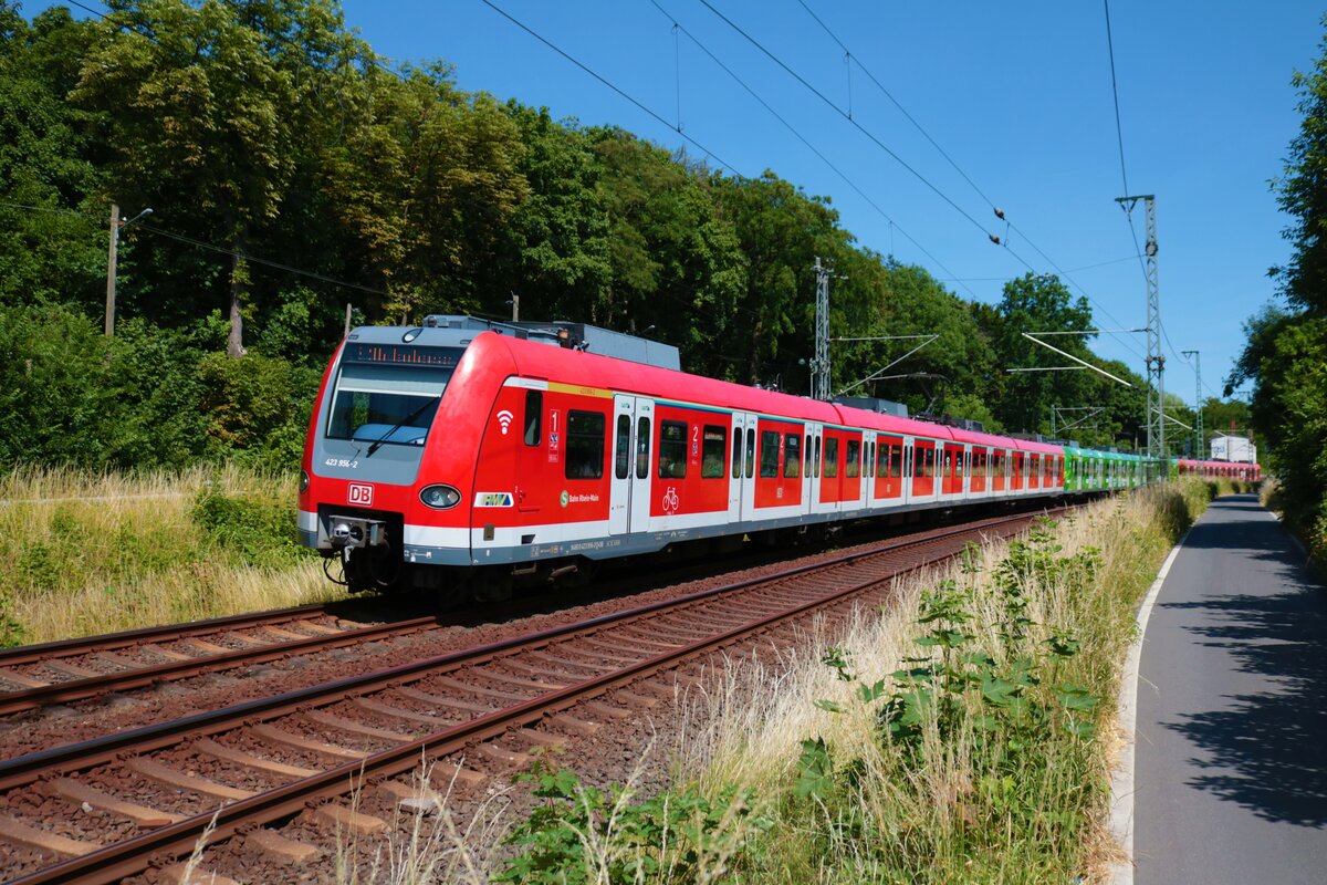 S-Bahn Rhein Main ET 423 956-2 mit ET 423 391-3 in der Mitte am 17.06.22 in Offenbach Ost