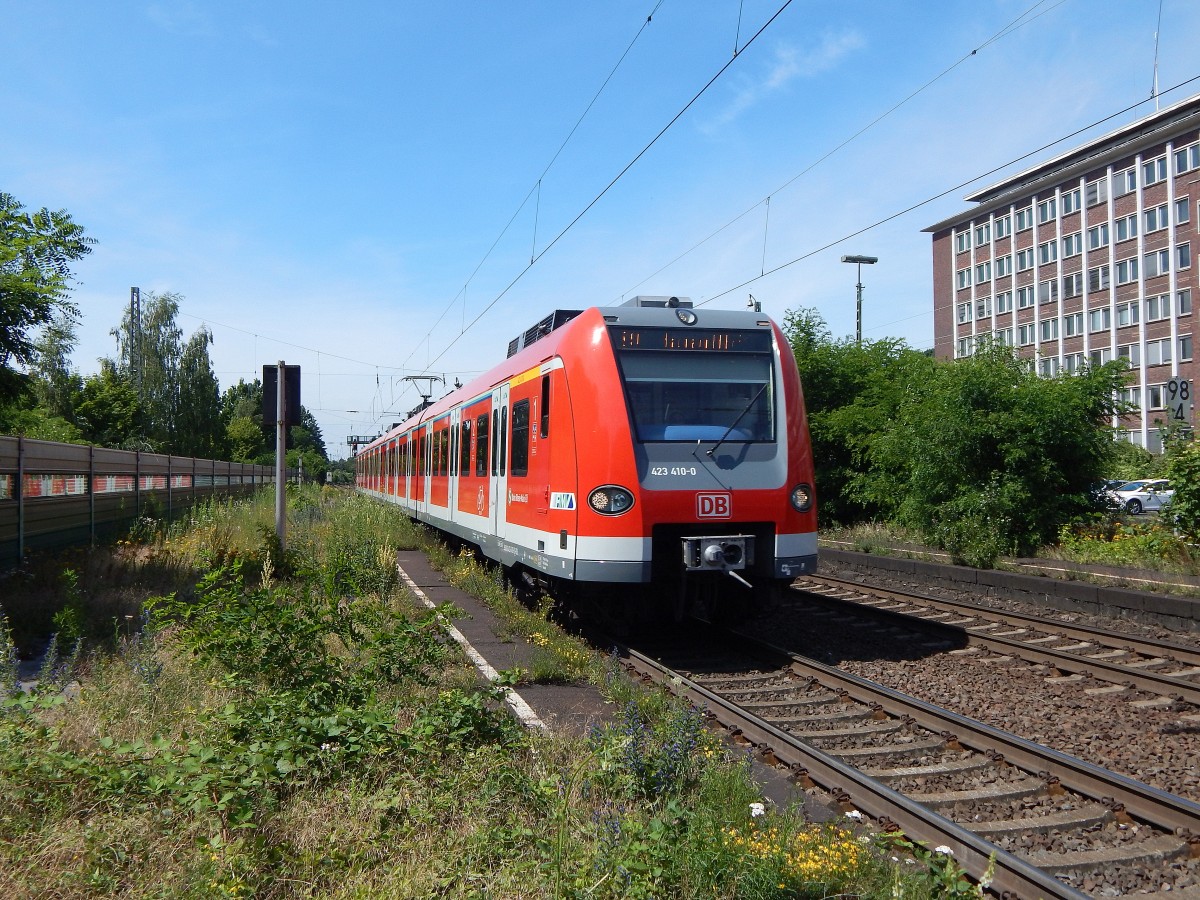 S-Bahn Rhein Main die Zweite. 423 410-0 kam von Köln durch Königswinter Richtung Koblenz.

Königswinter 29.06.2015