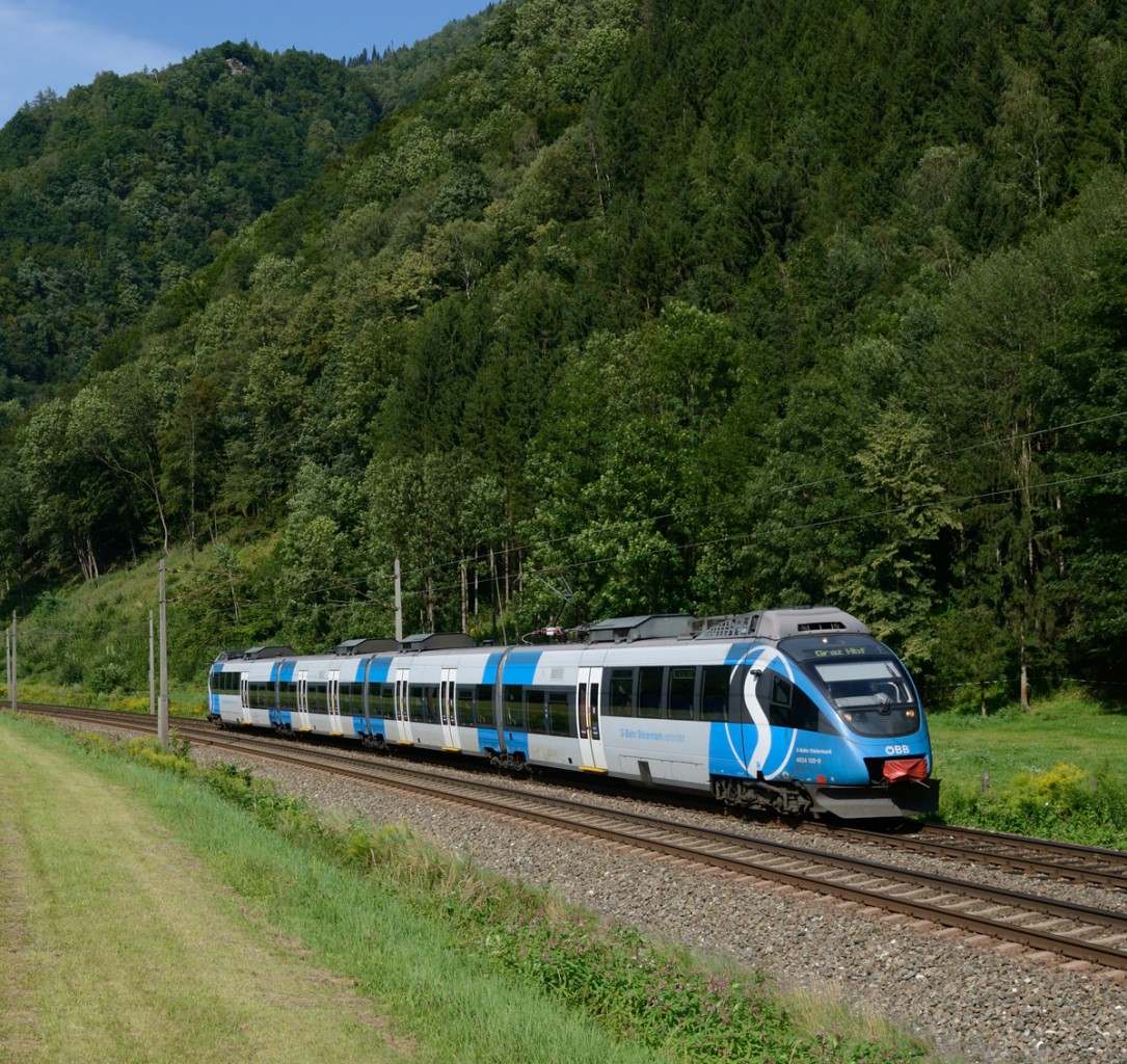 S-Bahn Steiermark-Werbetriebfahrzeug 4024 120 war am 10. August als S1 von Bruck an der Mur nach Graz unterwegs. Der  Blaue  wie er lapidar genannt wird wurde von mir unweit der ehemaligen Haltestelle Pernegg Stausee fotografiert.

