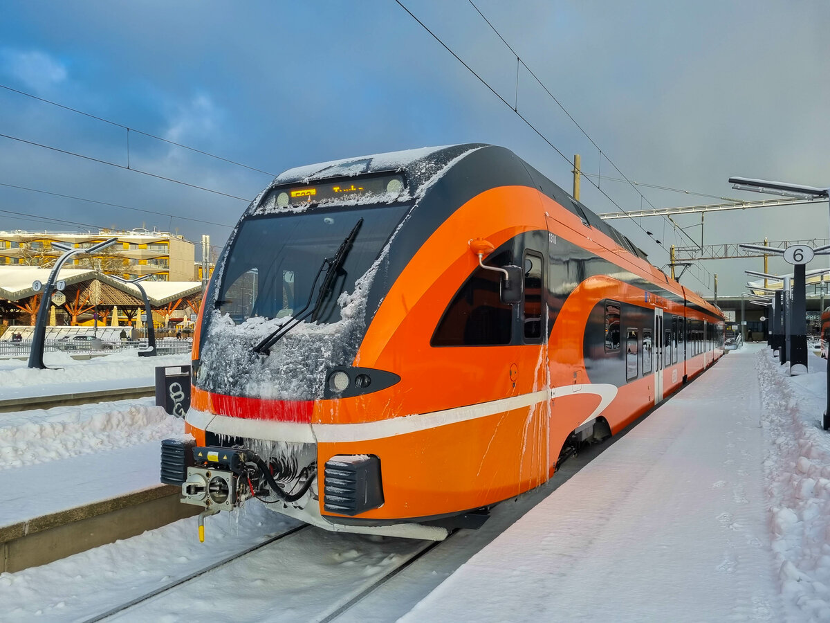 S-Bahn Tallinn  Elron  mit Zug 1310 nach Turba steht im Baltischen Bahnhof von Tallinn, 04.12.2023.