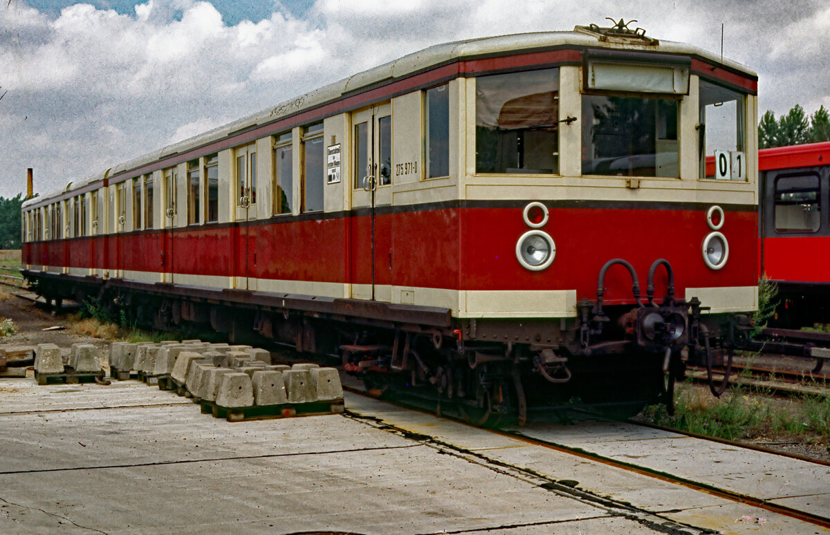 S-Bahn-Triebwagen 275 971 am 21.07.1991 im Raw. Berlin-Schöneweide.