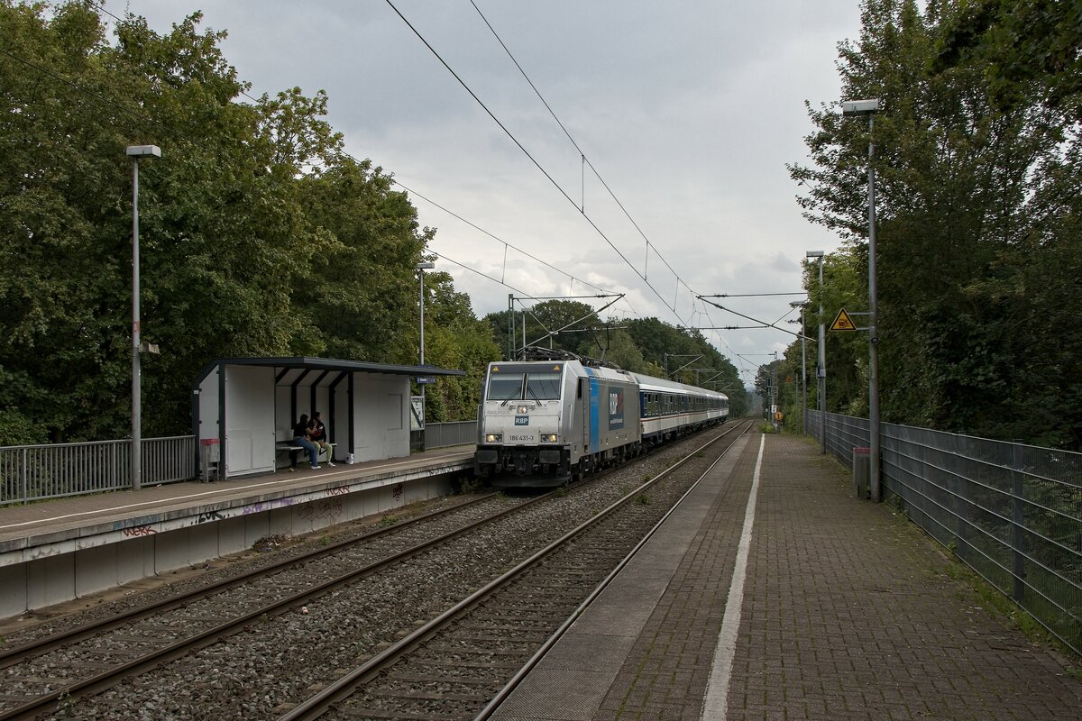 S-Bahn-Verstärkerzug der TRI anlässlich der Veranstaltung  Dortmund Olé  am Haltepunkt Westerfilde (05.08.2023)