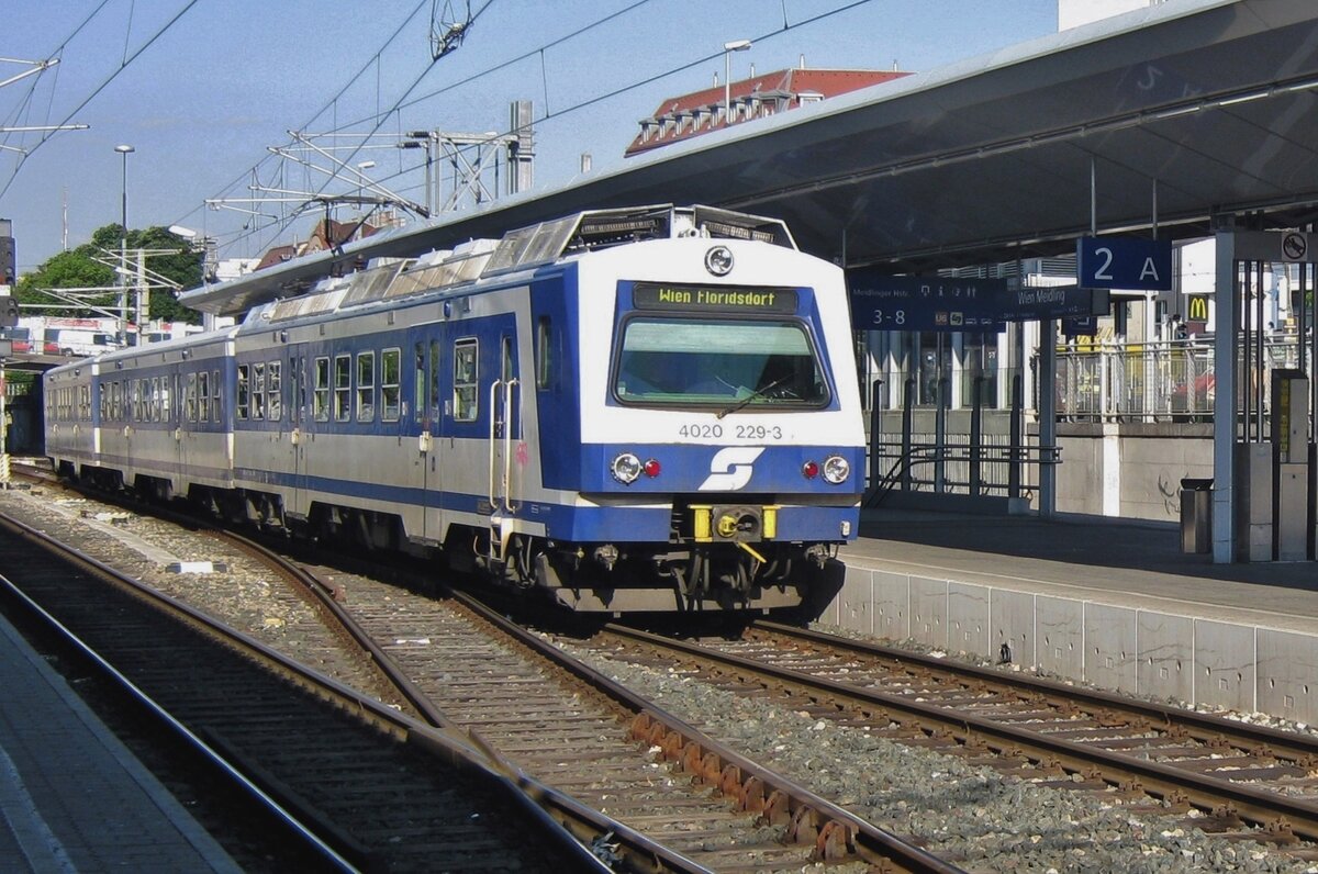 S-Bahn Wien 4020 229 verlässt am 31 Mai 2012 Wien-Meidling. 