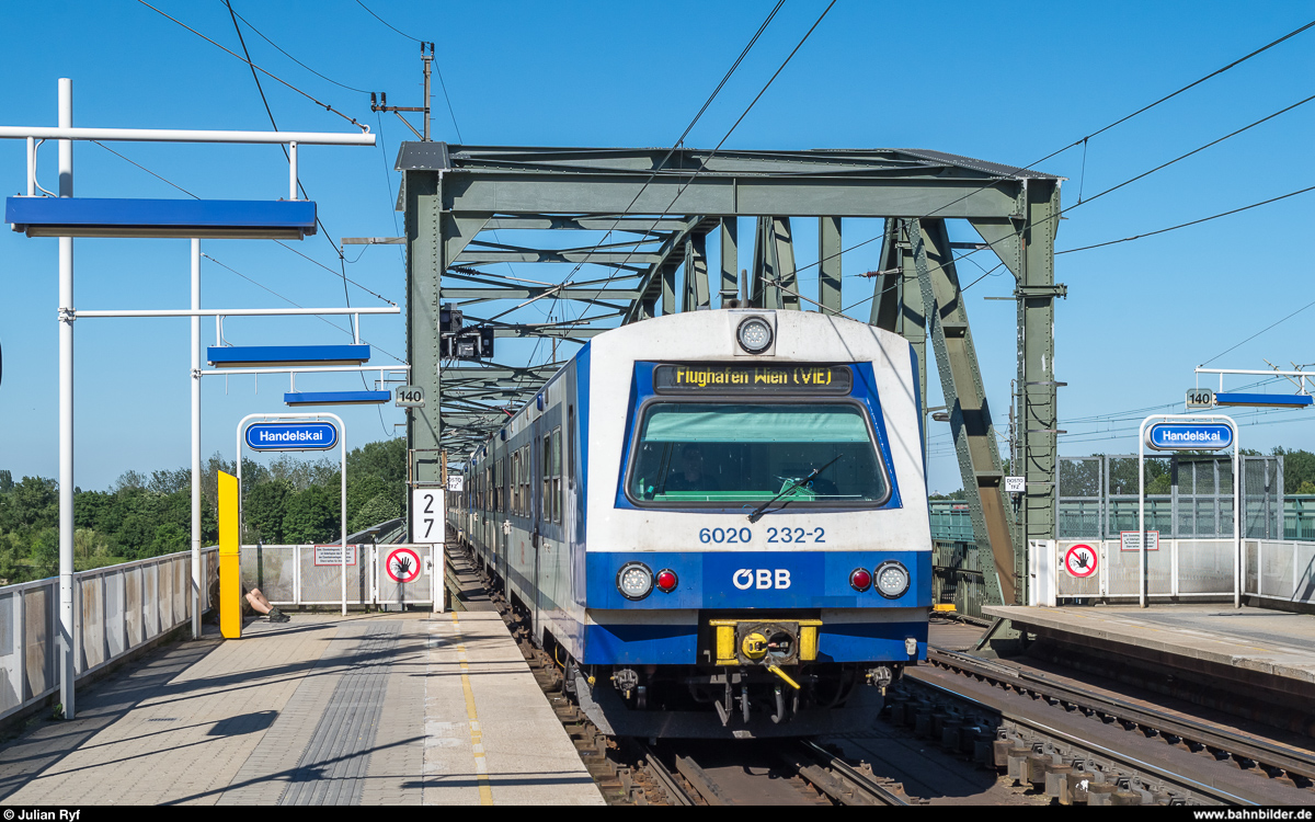S-Bahn Wien 6020 232 erreicht am 28. Mai 2017 den Bahnhof Wien Handelskai.