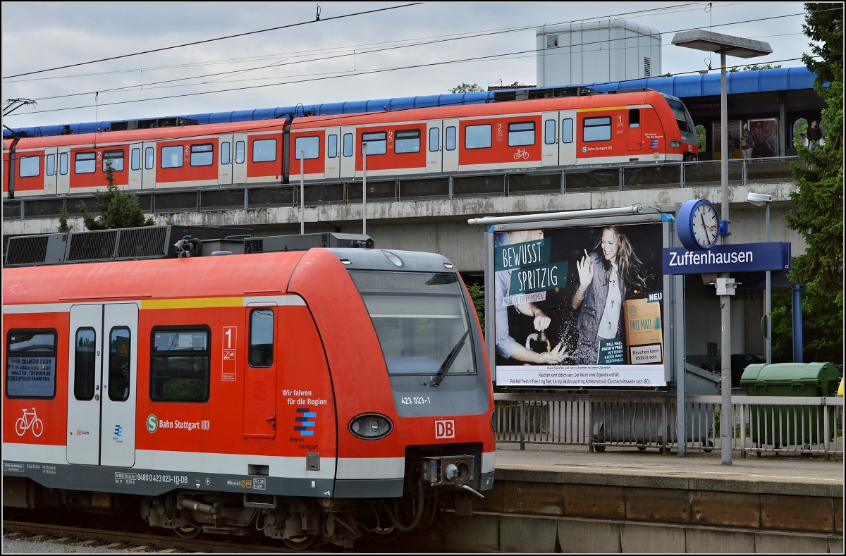 S-Bahnen in Zuffenhausen auf verschiedenen Ebenen des Bahnhofs, 423 461-3 oben und 423 023-1 unten. Mai 2014.