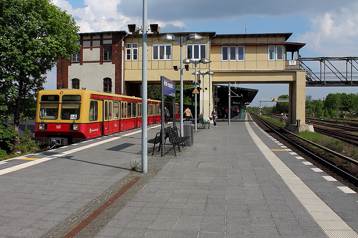 S-Bahnhof Berlin-Tempelhof am 26.04.2014.
Eine S-Bahn der BR 485-885 auf der Linie S 46 nach Westend.