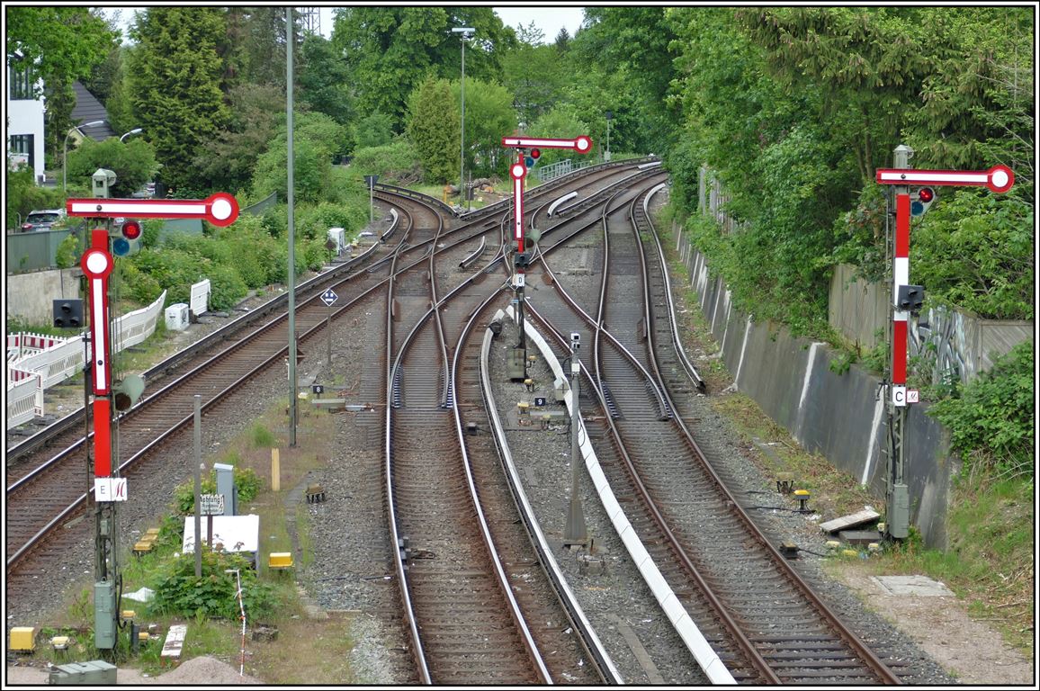 S-Bahnhof Blankenese mit den Ausfahrten Richtung Hamburger Innebstadt und Wedel. (25.05.2019)