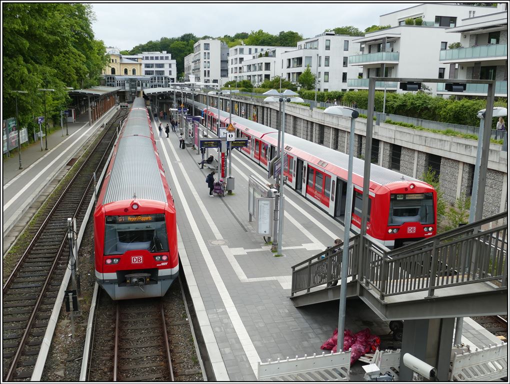 S-Bahnhof Blankenese mit Zügen nach Wedel und Flughafen(Poppenbüttel. (25.05.2019)