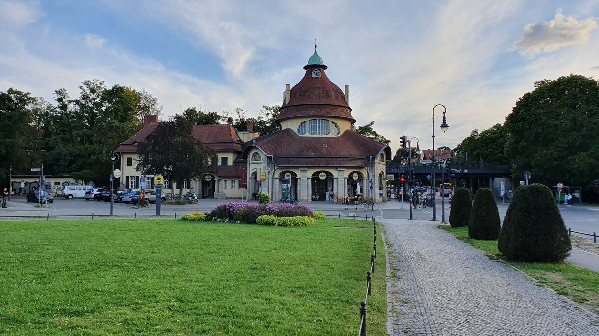 S-Bahnhof Mexikoplatz: Ein Rundbau mit Oberlichtkuppel.

Berlin, der 31.08.2022