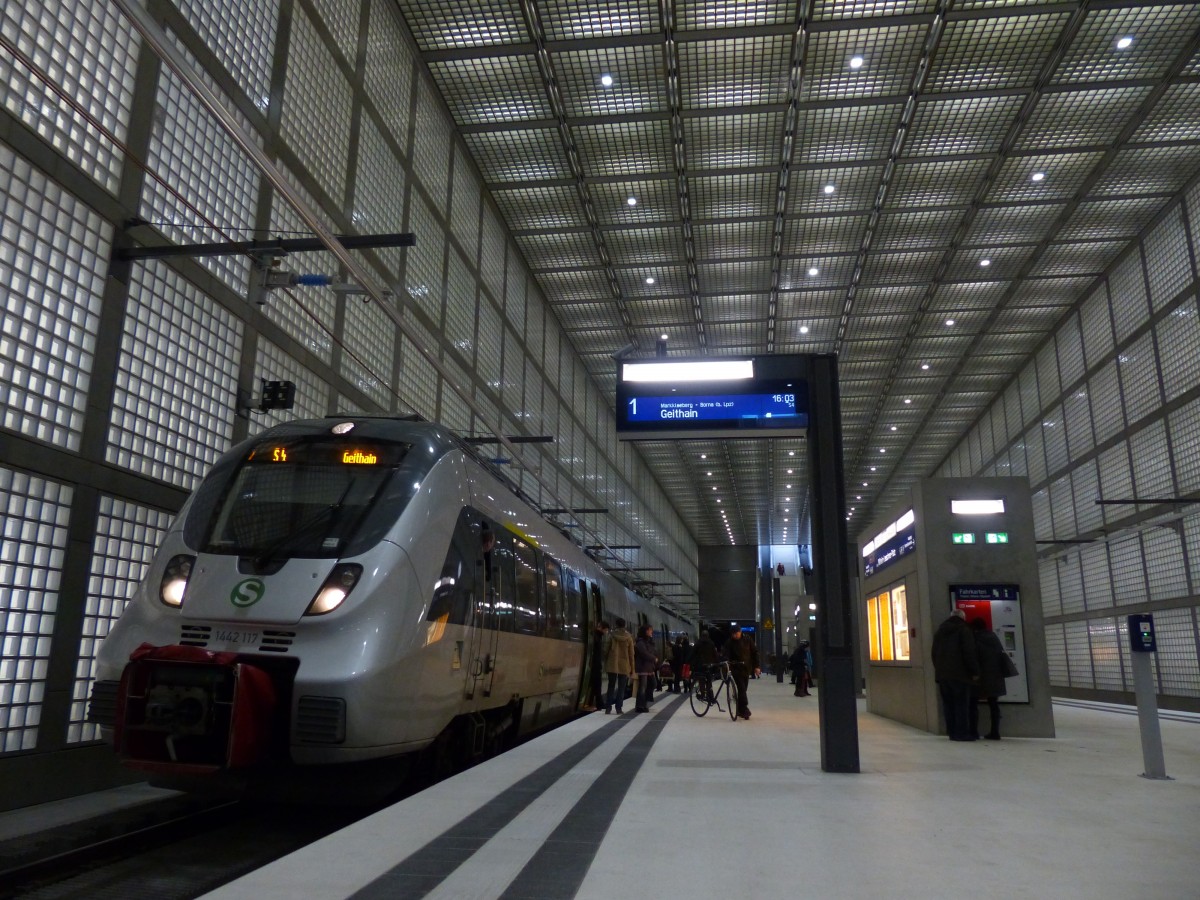 S-Bahnhof Wilhelm-Leuschner-Platz in Leipzig: Da hier ohne Farben gearbeitet wurde, ergeben sich interessante Details. So hebt sich das ausgefeilte Fahrzeugdesign vom auf Grundformen basierenden Bahnhofsdesign ab, kleinste Farbklekse ergeben sich durch die Bahnhofseinrichtung. 1.2.2014, Leipzig Wilhelm-Leuschner-Platz