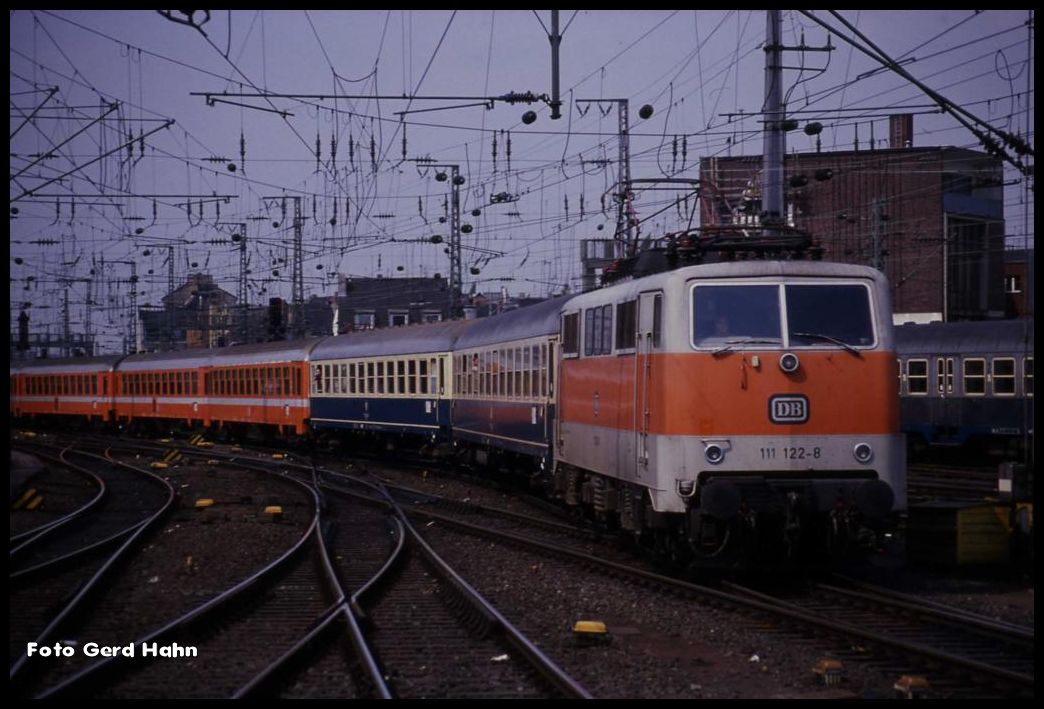 S-Bahnlok 111122 fährt mit dem internationalen D-Zug aus Oostende am 26.4.1990 um 14.38 Uhr in Köln HBF ein. 