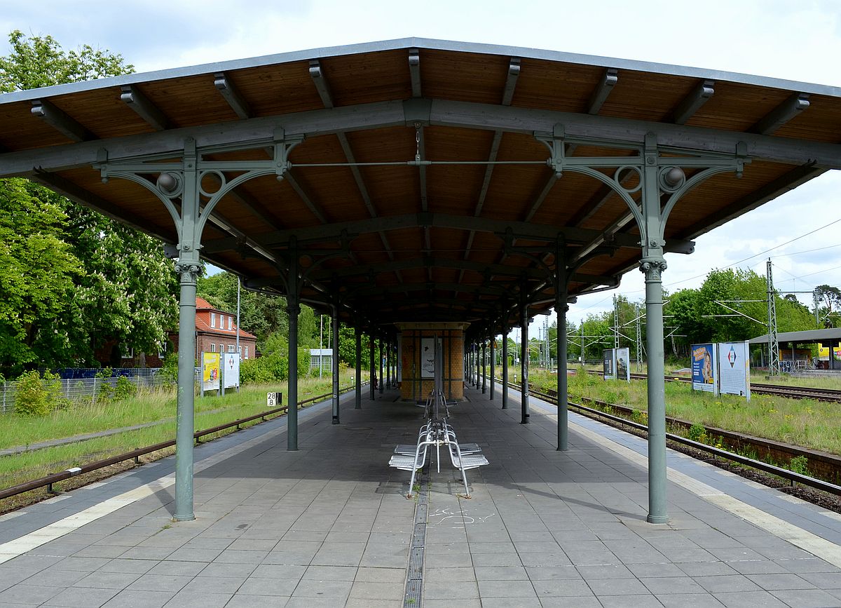 S-Bahnsteig in  Griebnitzsee , bis 1990 ohne Funktion. Rechts im Bild die Reste des Mittelbahnsteigs, an dem zu DDR-Zeiten die Transitzüge von und nach Berlin hielten und auf Republikflüchtlinge untersucht wurden. Außerdem stiegen hier die Passkontrolleure zu bzw. aus. 10.5.2014 