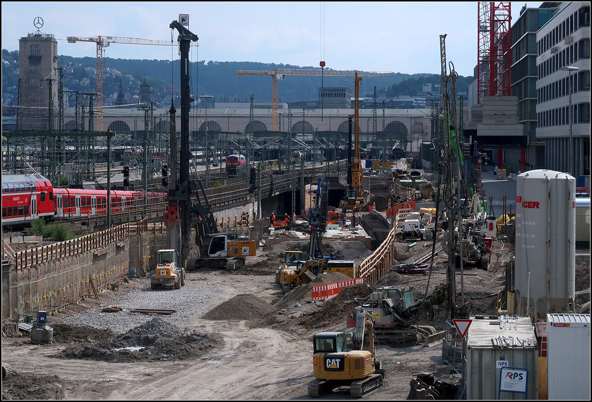 S-Bahntunnelbau -

Für Stuttgart 21 wird auch die S-Bahn im Bereich des Bahnhofsvorfeldes in einen Tunnel verlegt. Dafür sind die Bauarbeiten jetzt so richtig in Gang gekommen. Der Tunnel entsteht hier in offener Bauweise. Im weiteren Verlauf, nach der nach oben offenen Verzweigungs-Station Mittnachtstraße wird die Zweigstrecke nach Bad Cannstatt unter dem Rosensteinpark bergmännisch gebaut. Möglicherweise werden die neuen S-Bahntunnelstrecken ein paar Jahre vor dem eigentlichen Bahnhofsneubau in Betrieb gehen.

29.08.2018 (M)