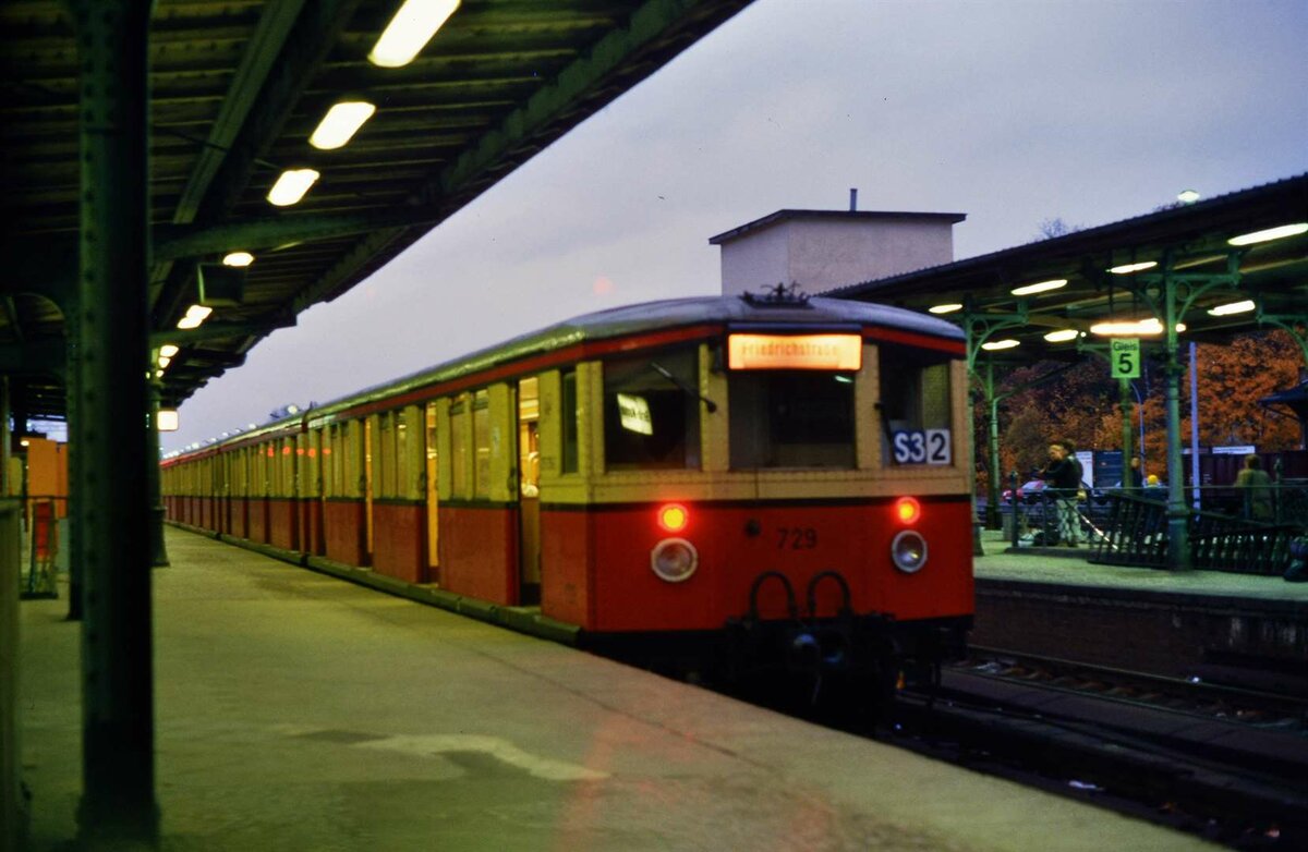 S-Bahnzug der früheren DR-Baureihe ET 165. Der Bahnhof Wannsee war dafür bekannt, dass nicht fotografiert werden durfte...
Datum: 02.02.1988 