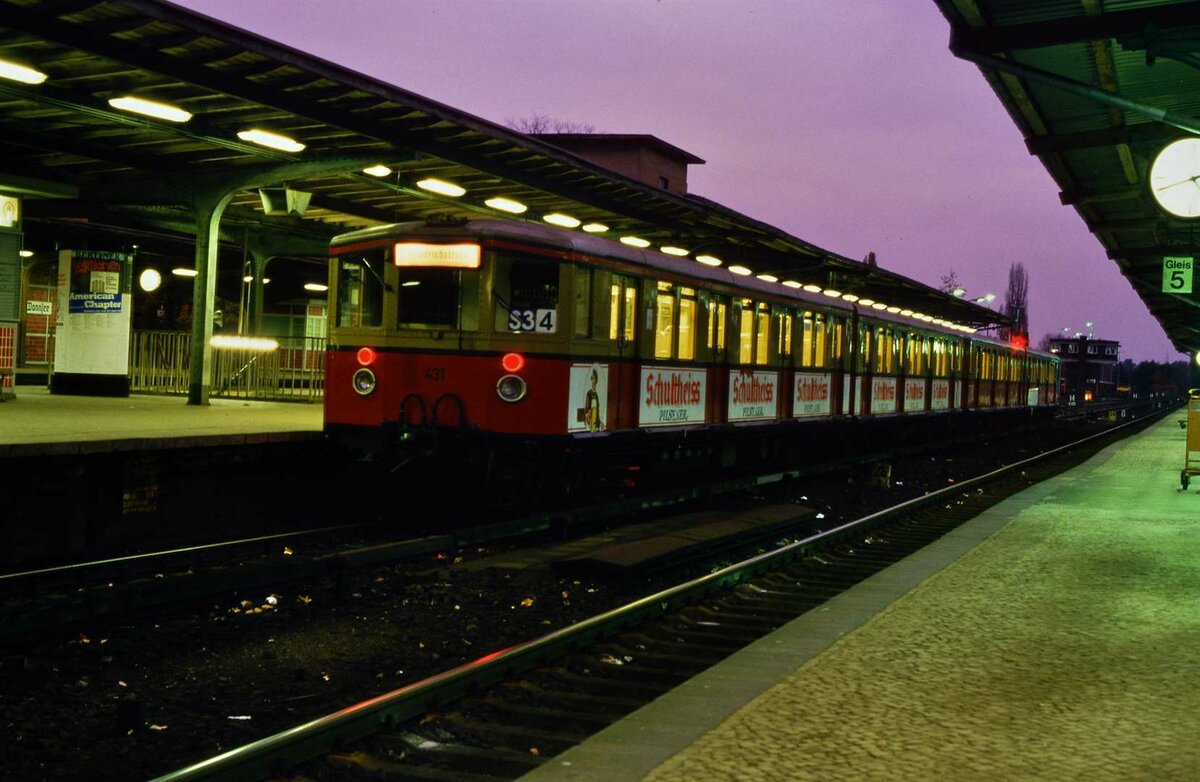S-Bahnzug der früheren DR-Baureihe ET 165 im Bahnhof von Wannsee.
Datum: 02.02.1988