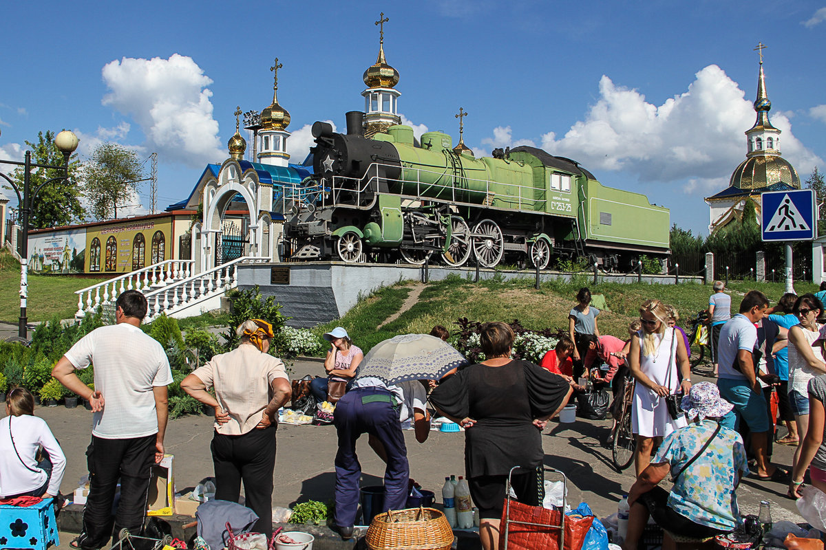S TSCH 253-25 Dampflok als Denkmal am Bahnhof in Kovel, Ukraine am 24.07.2016