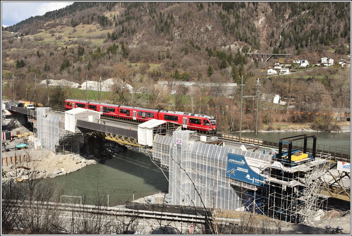 S1 1508 mit ABe 4/16 3103 bei der Baustelle zur zweiten Hinterrheinbrücke in Reichenau-Tamins. (05.04.2018)
