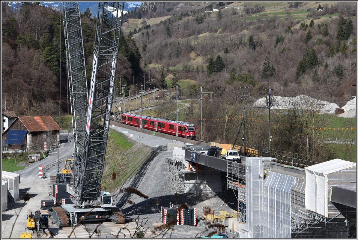 S1 1508 mit ABe 4/16 3103 bei der Baustelle zur zweiten Hinterrheinbrücke in Reichenau-Tamins. (05.04.2018)